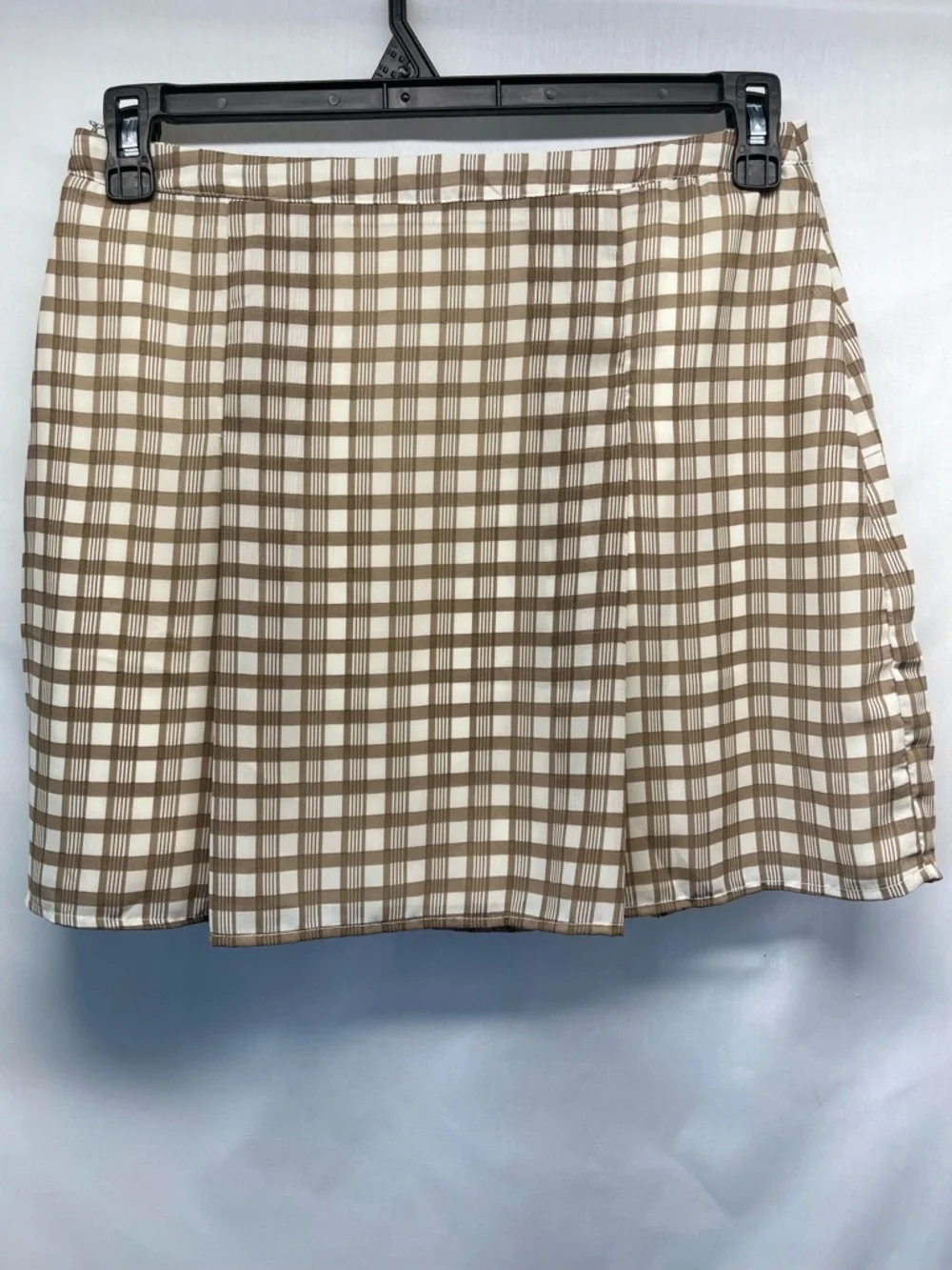 Le Lis Collection Women’s Pleated Mini Skirt Checkered Plaid  White/ Tan Size L